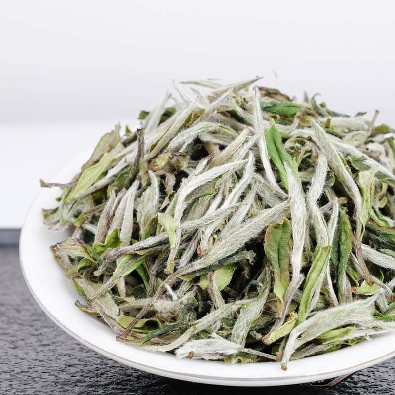 高山老树白毫银针 100克罐装 老树茶青